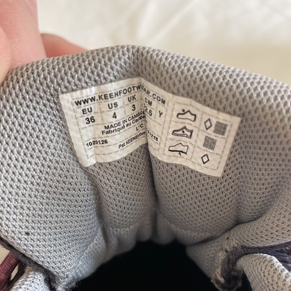 Girl’s Keen size 4 walking shoes - Picture 6 of 9